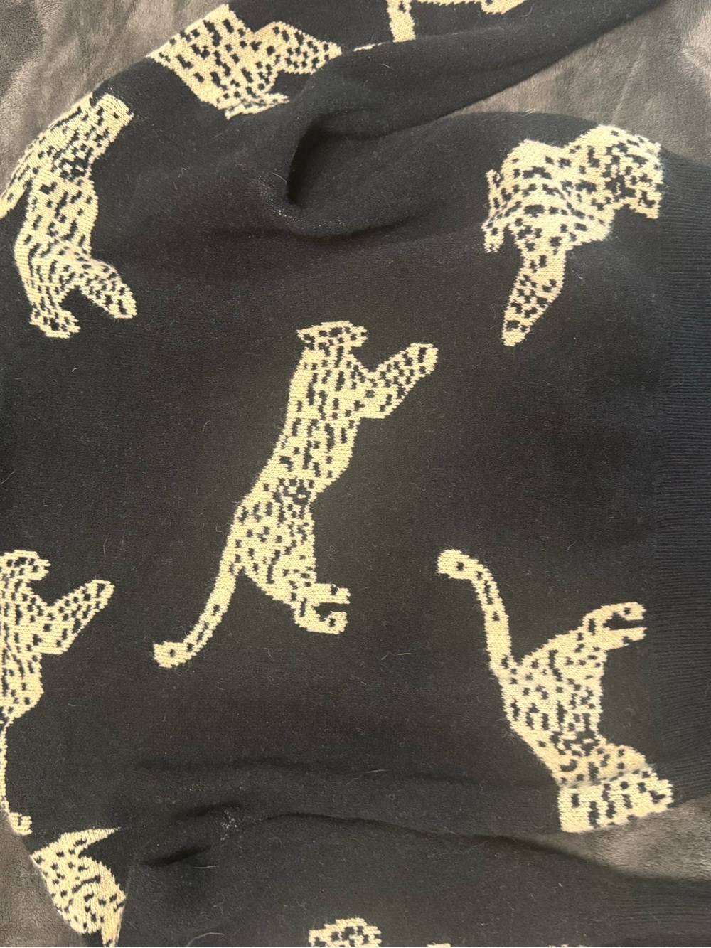 Women's cider size XL Black Sweater with Cream Leopard Motif - Picture 2 of 3
